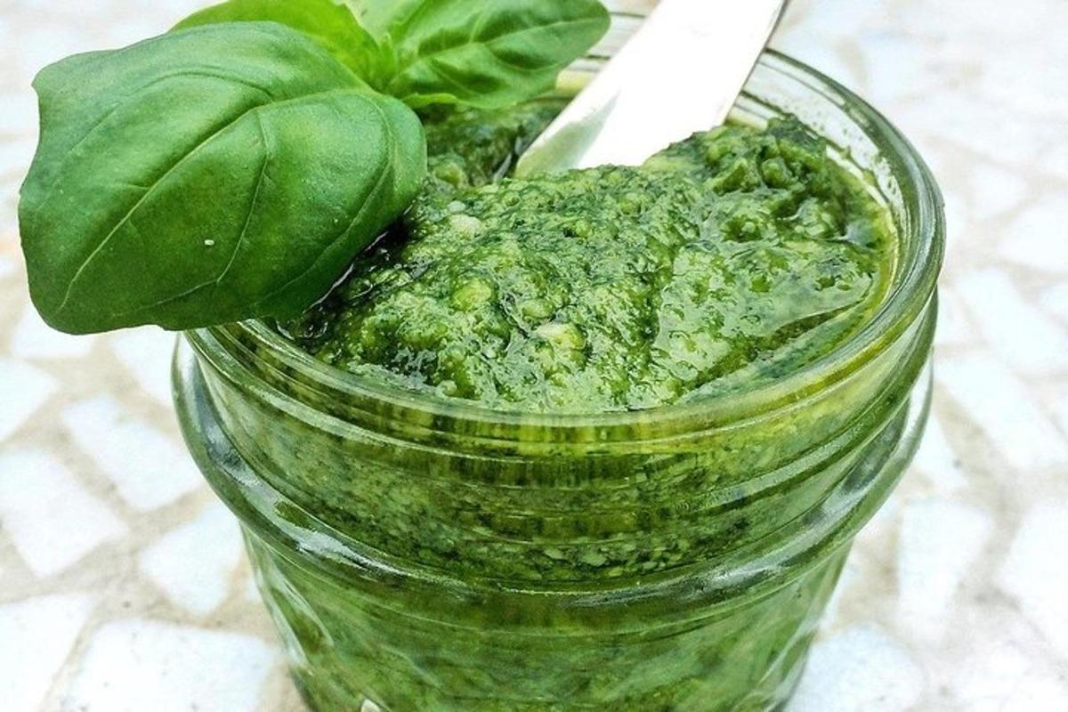 un barattolo di pesto con una pianta verde dentro