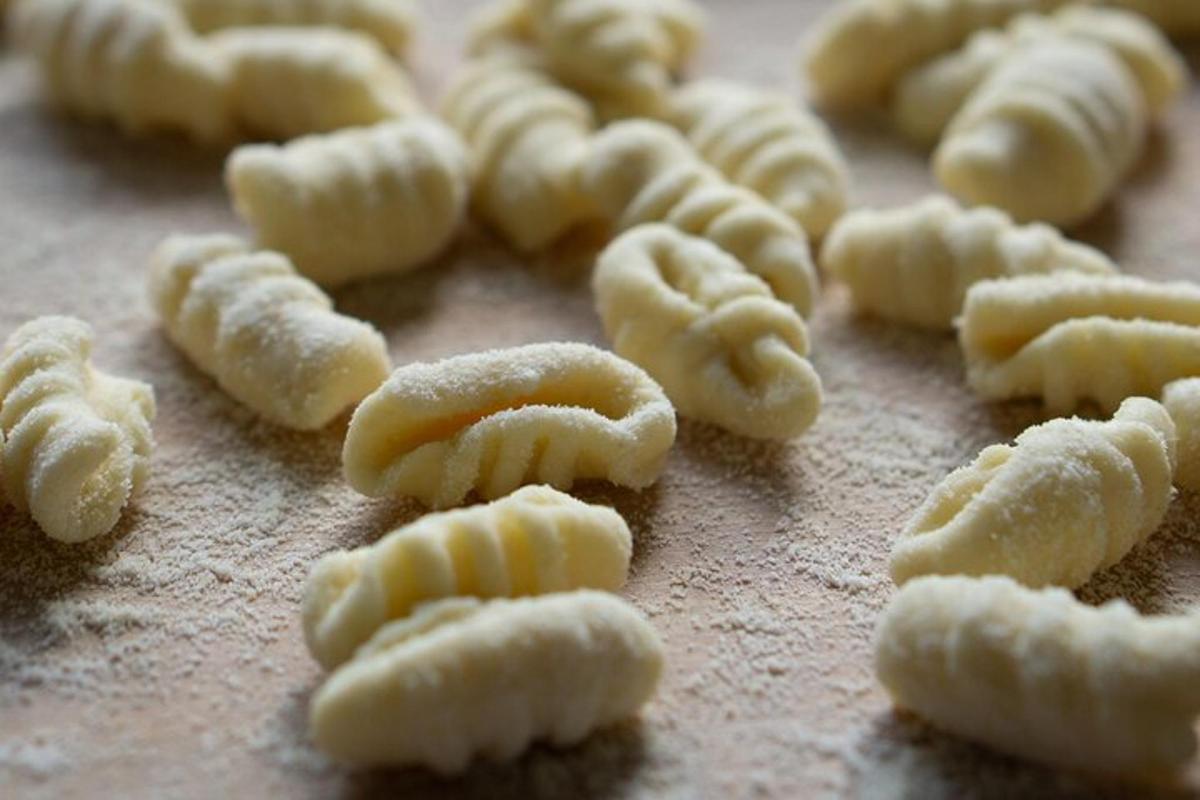 longgokan pasta membentuk bentuk muka