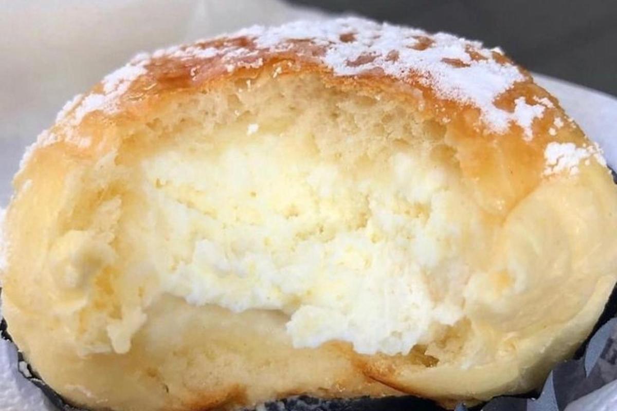 un primo piano di una ciambella ricoperta di zucchero a velo