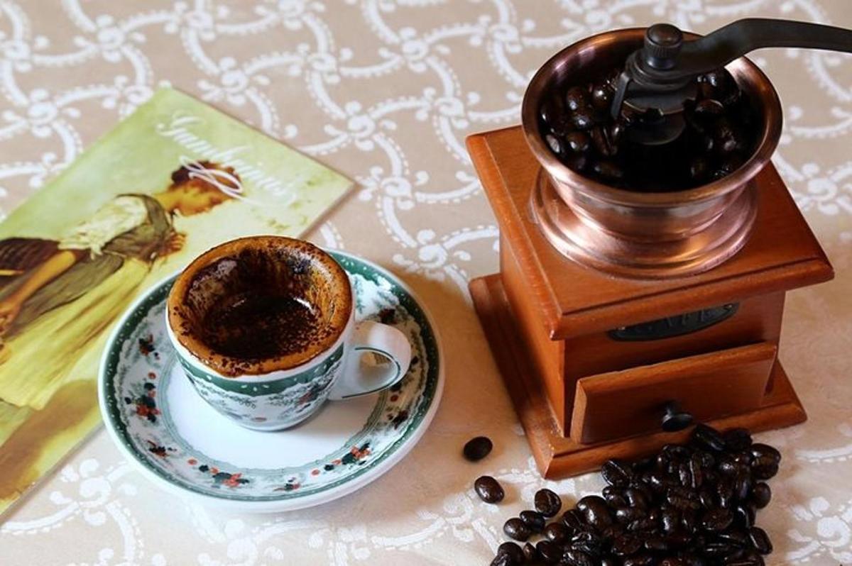 una tassa de cafè en un plat sobre una taula