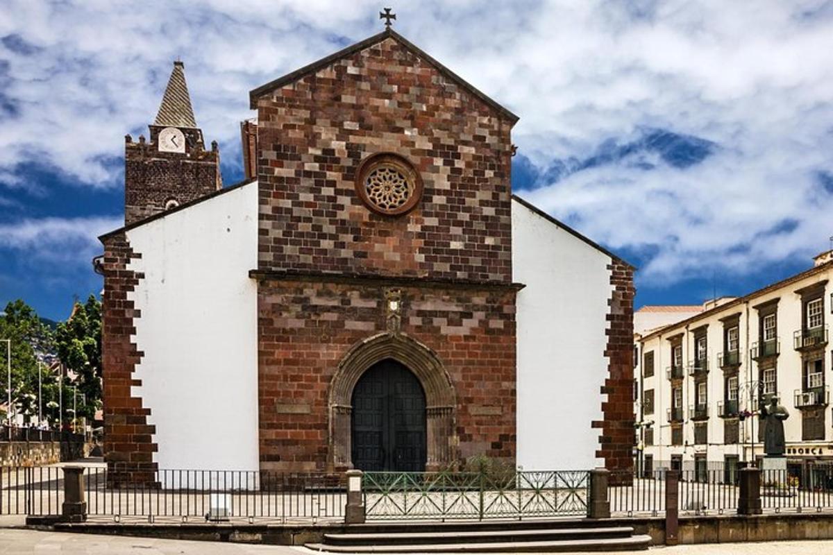 un edifici amb una torre del rellotge a sobre