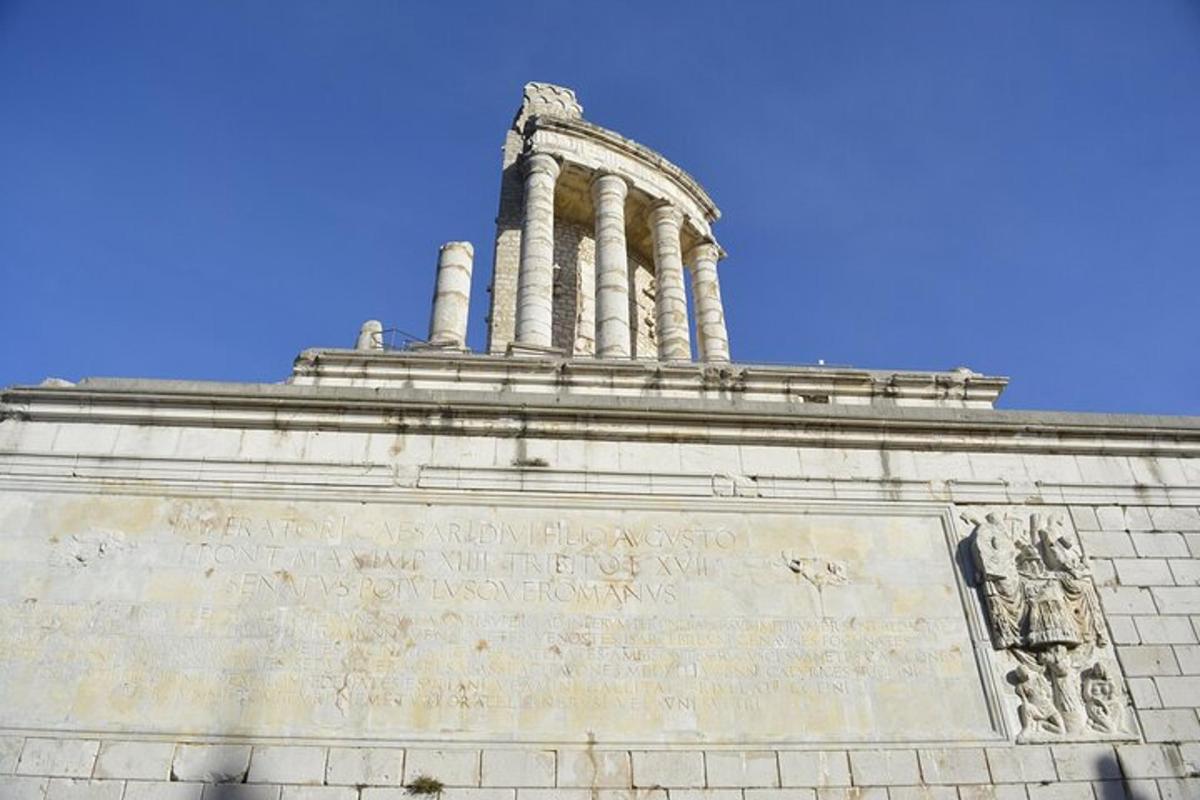 un edificio con pilastri in cima