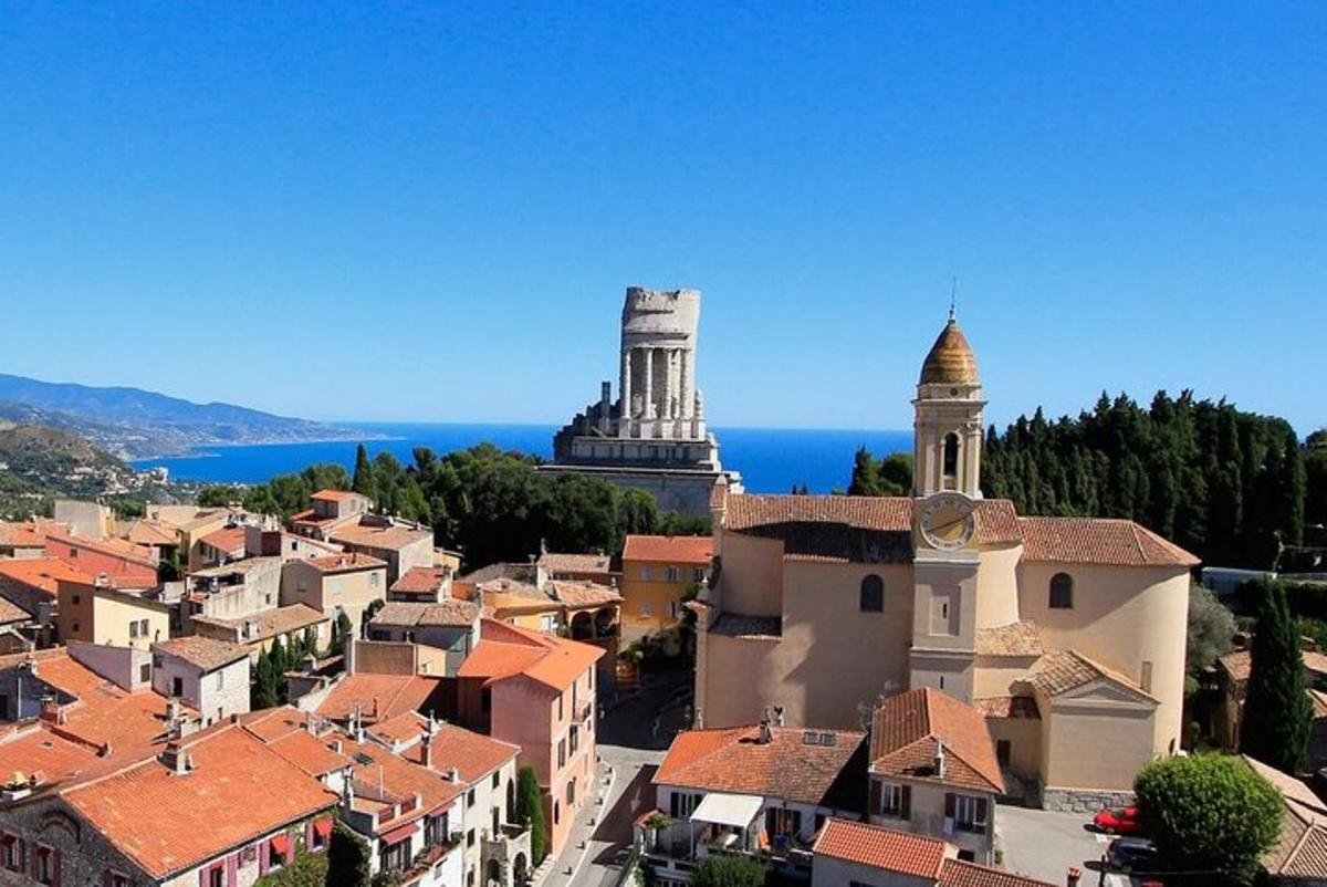 una vista di una città con edifici e l'oceano