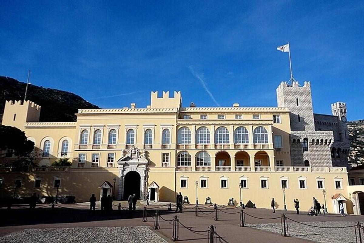 un grande edificio con una bandiera in cima