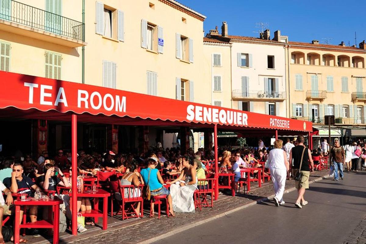 un grup de oameni care stau la un restaurant în aer liber