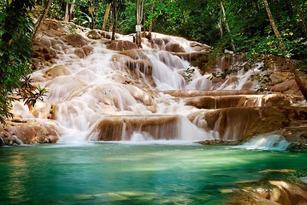 una cascada en medio de un río