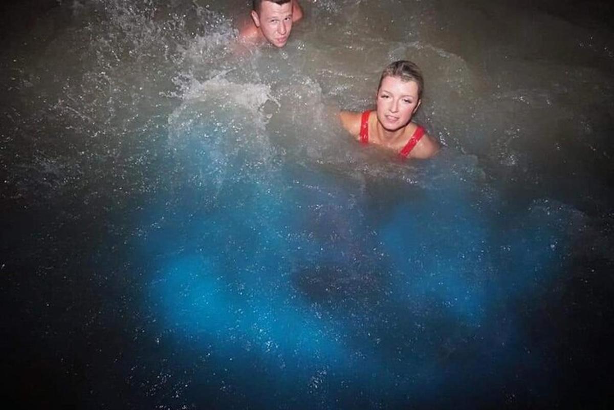 due uomini stanno nuotando in una piscina d'acqua