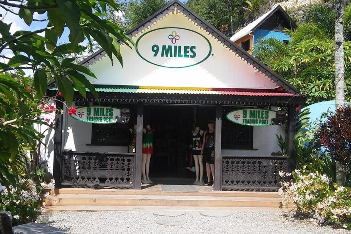 restaurace s lidmi stojícími před ní