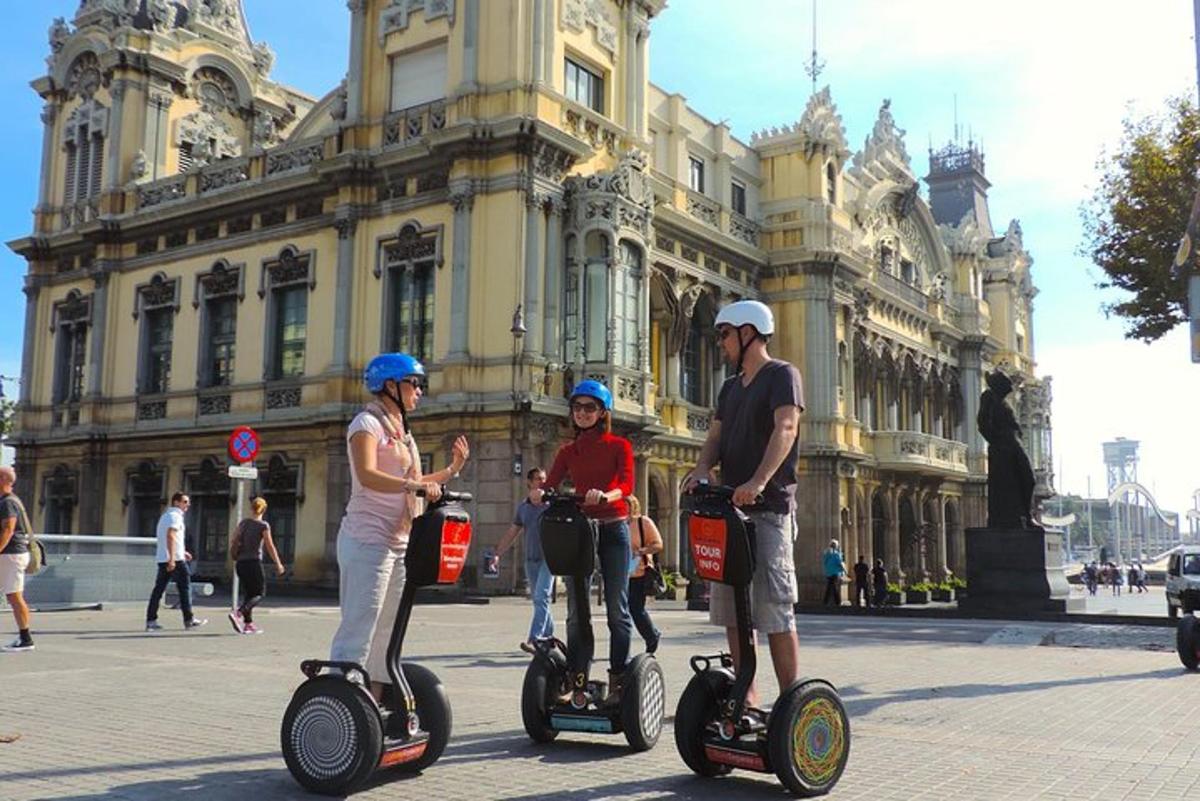 một nhóm người đi xe segway trước một tòa nhà
