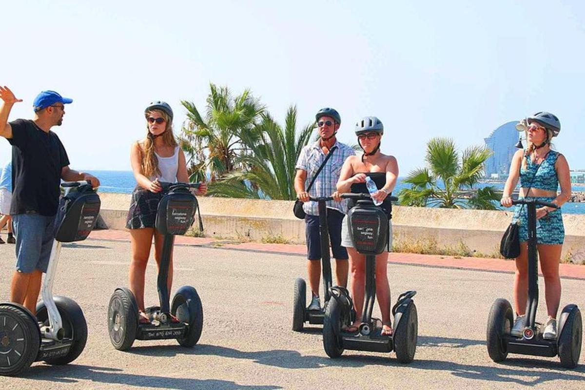 Un grupo de personas viajando en segifts por una calle.