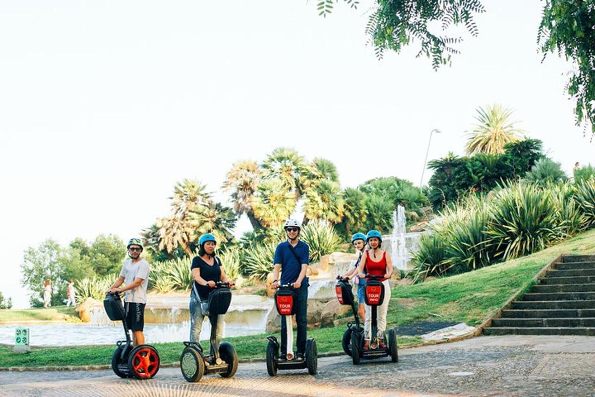 un grupo de personas viajando en segways