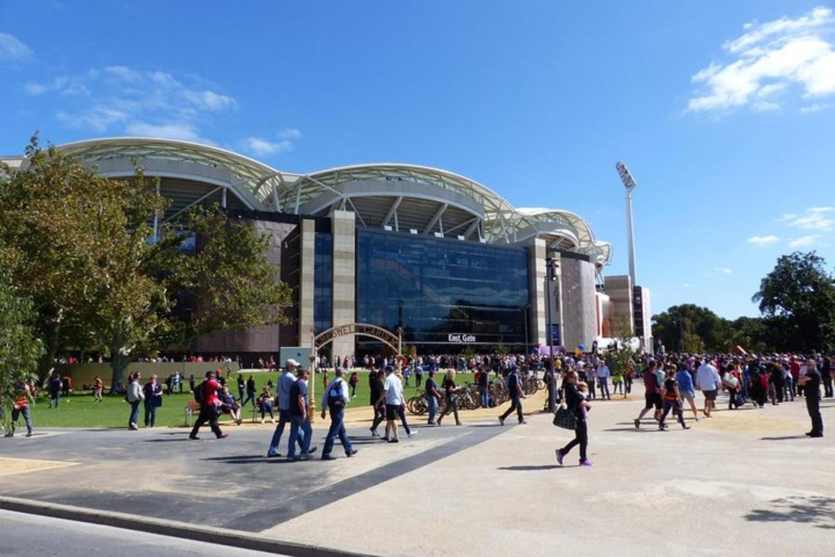 velká skupina lidí kráčejících před stadionem