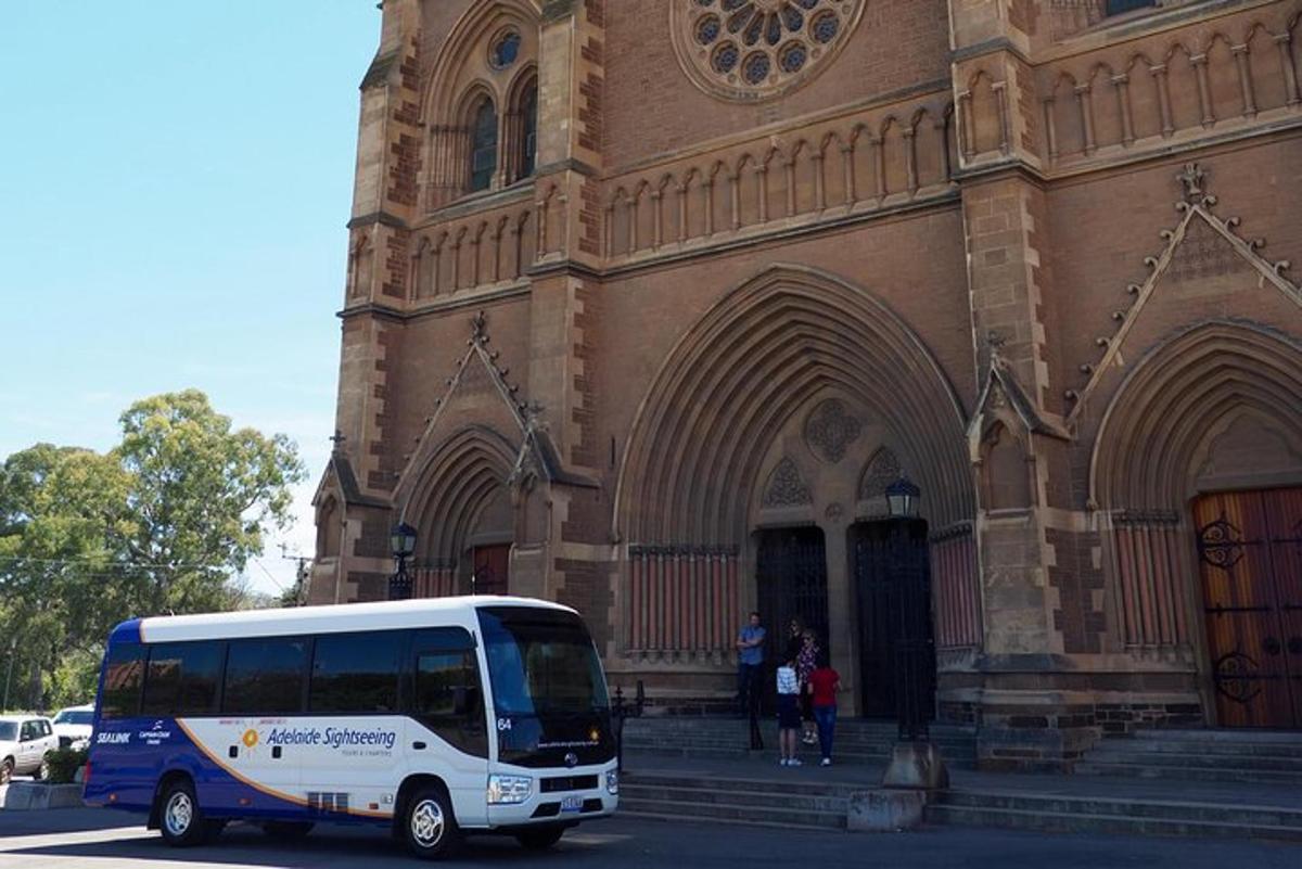 Modrobílý autobus zaparkovaný před budovou