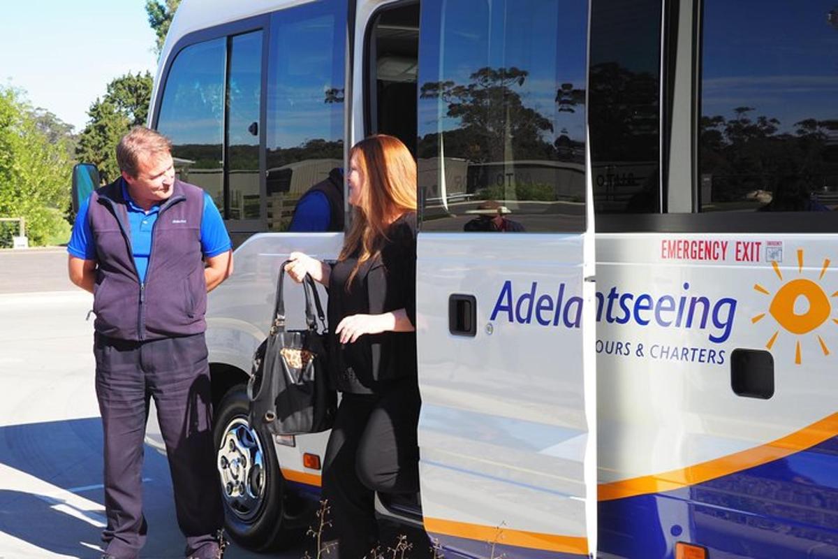 muž a žena nastupující do autobusu