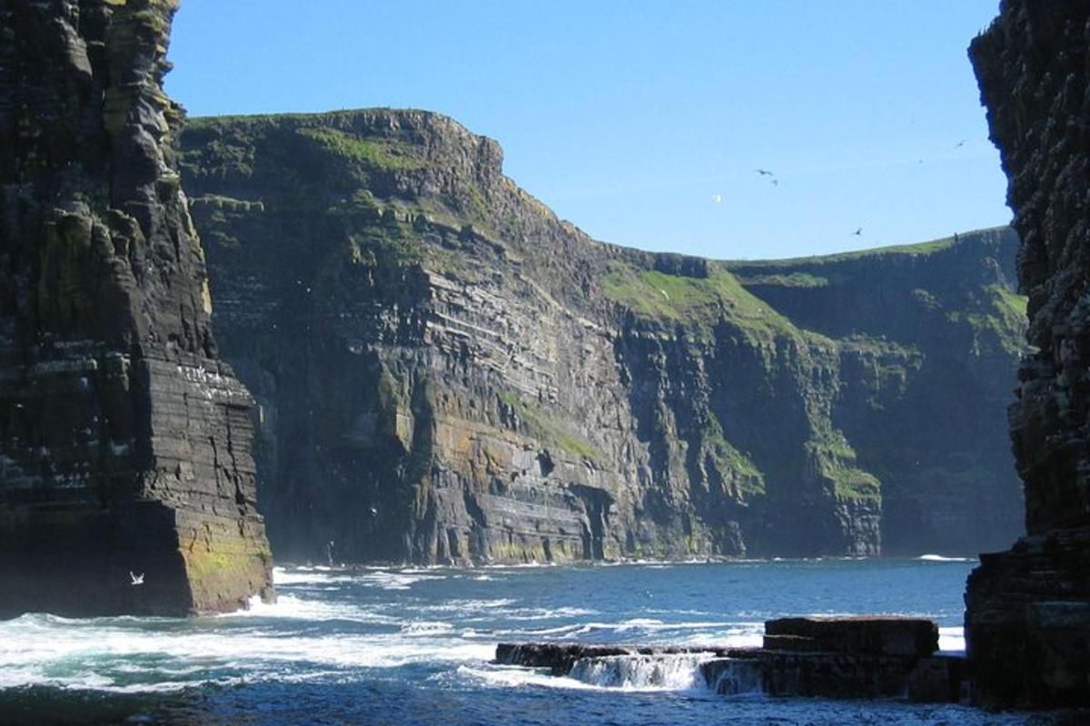 útsýni yfir hafið með grýttu fjalli