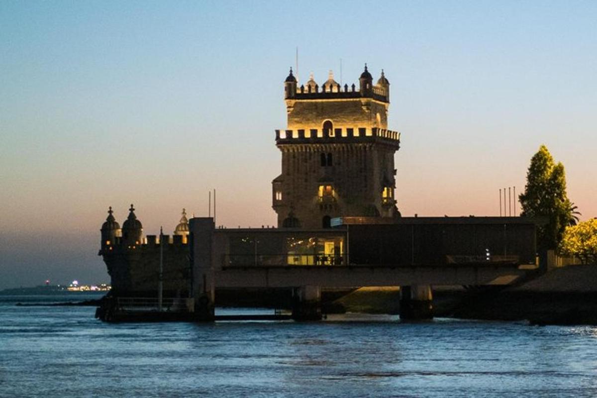 un turn cu ceas cu un pod peste un râu
