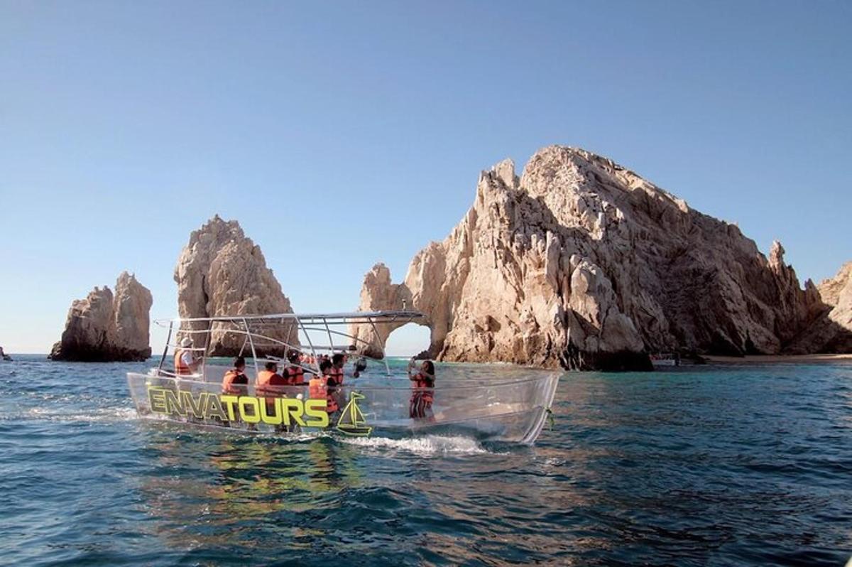 un gruppo di persone su una barca in acqua