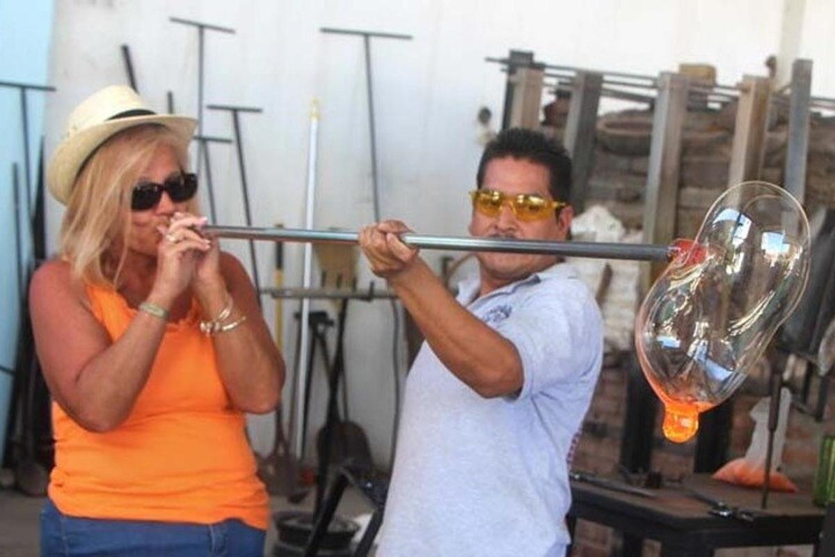 un uomo e una donna che suonano il flauto