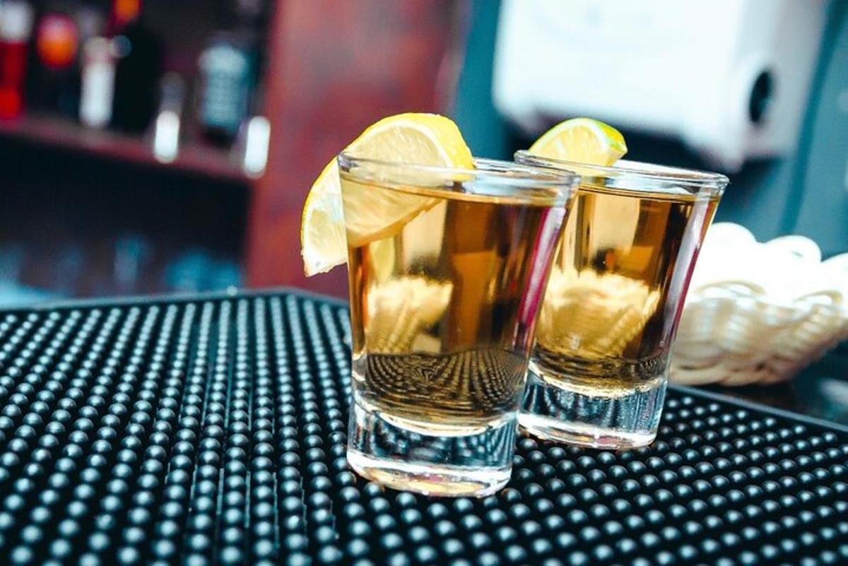 due bicchieri d'acqua con fette di limone su un tavolo