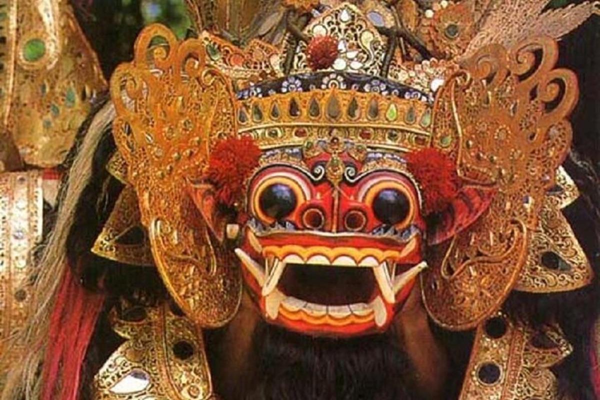 una máscara de una persona que lleva una máscara