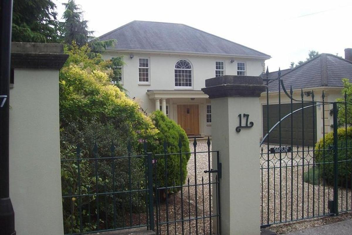 een wit huis met een poort ervoor