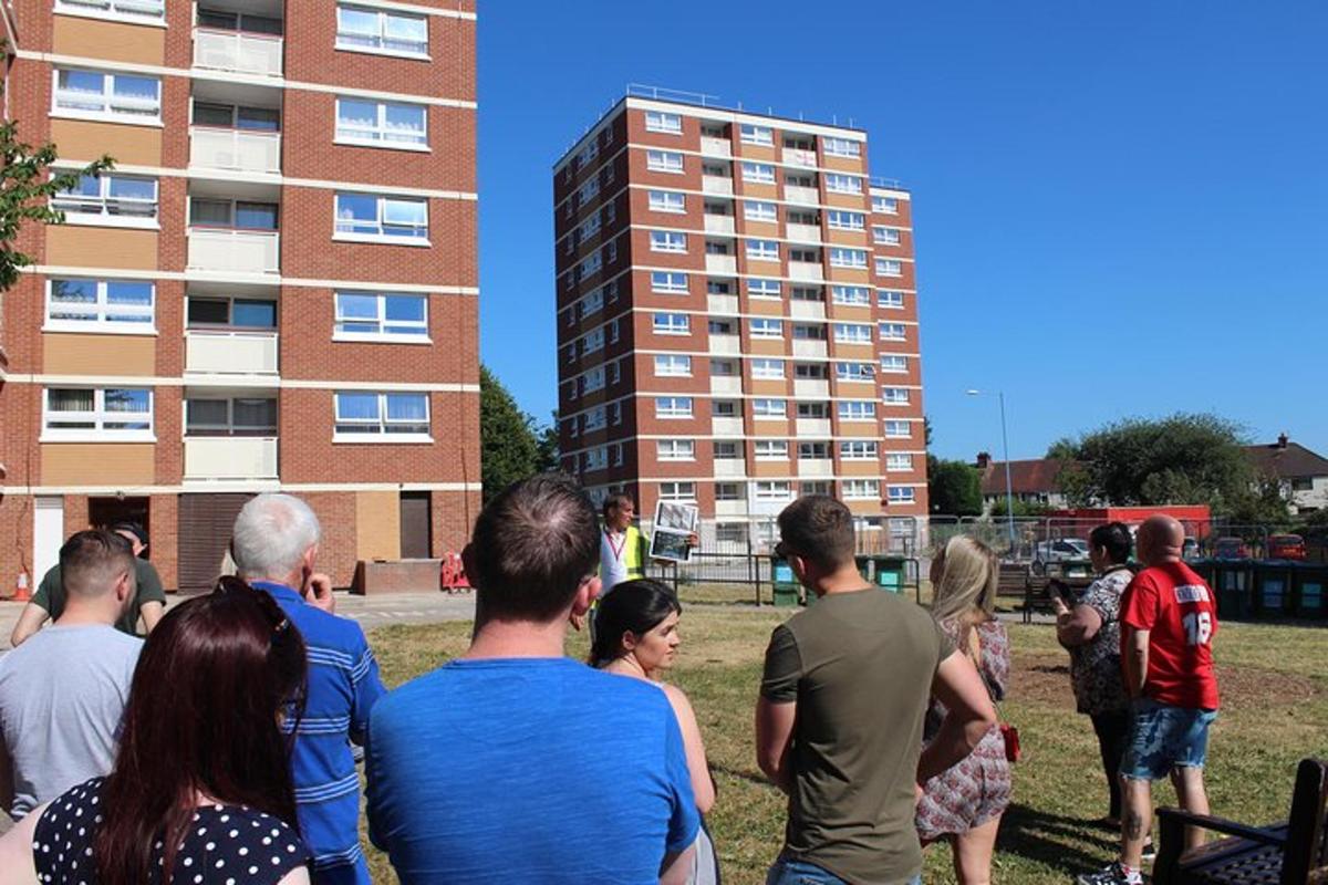 Un grupo de personas de pie frente a un edificio.