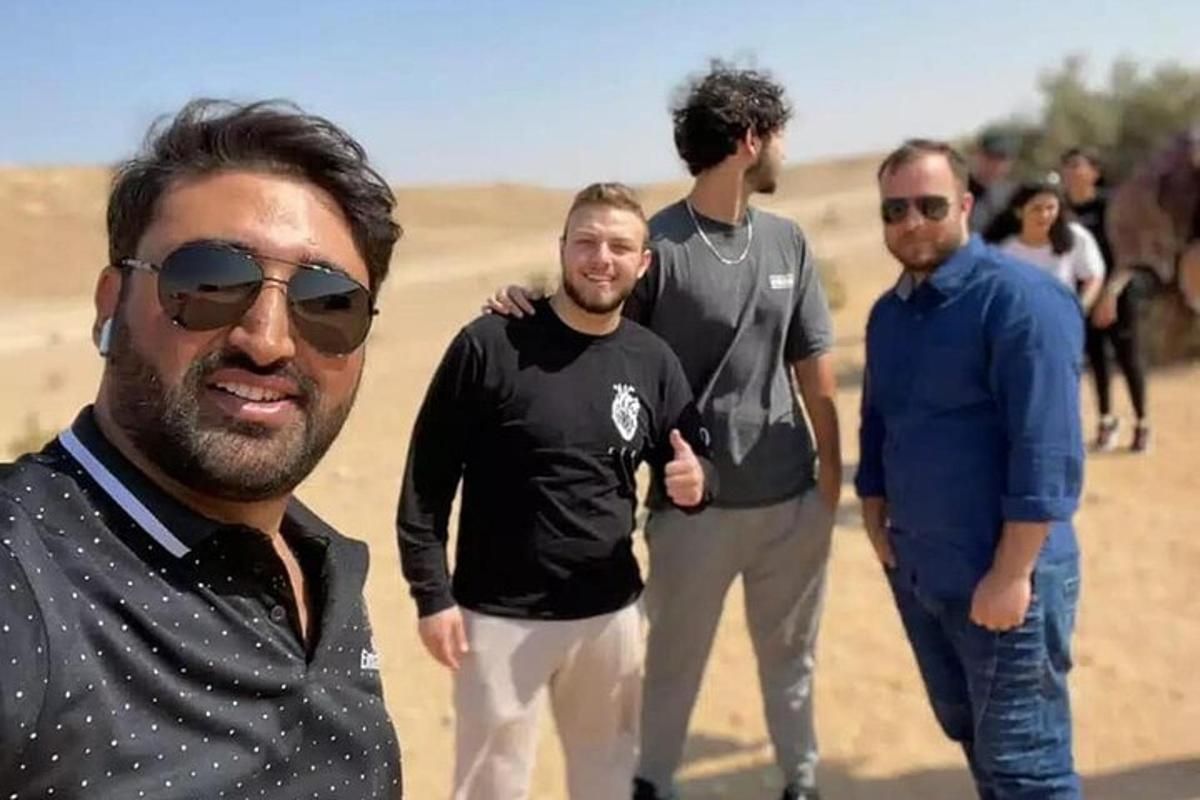 un gruppo di uomini in piedi nel deserto