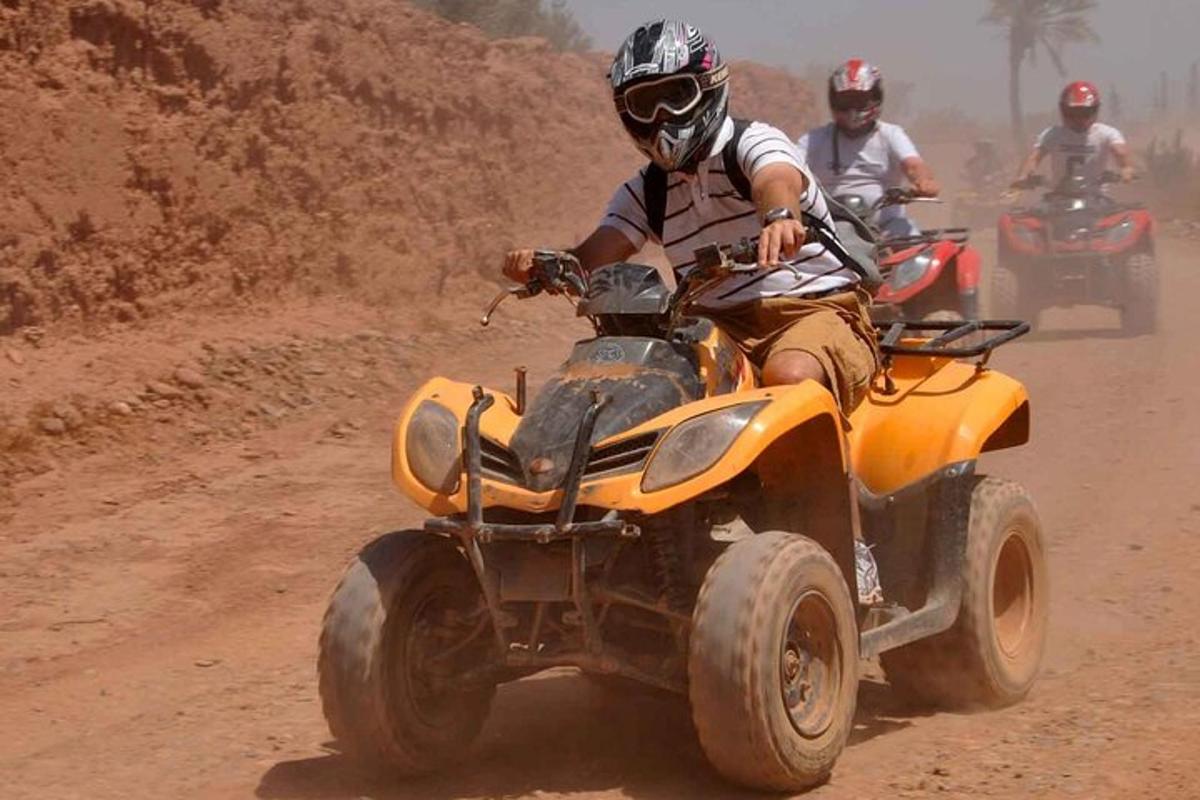 un gruppo di persone che guidano quad su una strada sterrata