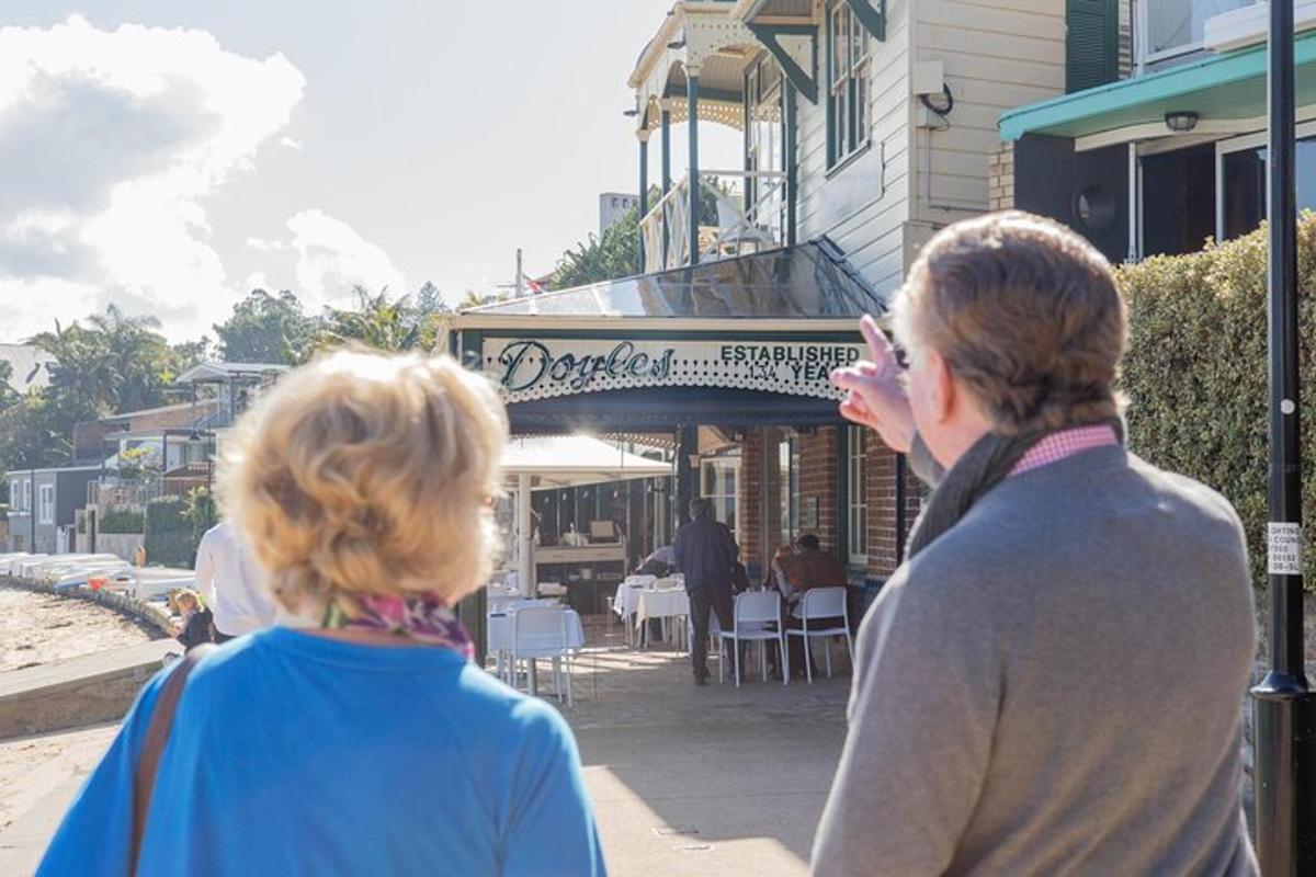 dvě ženy jdoucí po chodníku před restaurací