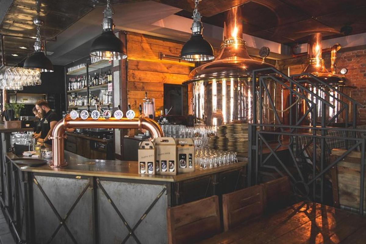 um bar com balcão e um barman