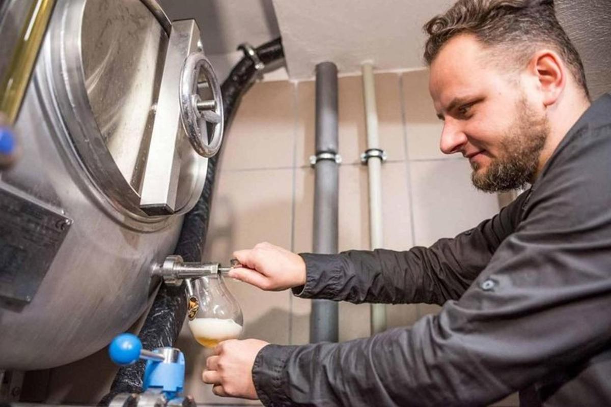 um homem está fazendo uma bebida em uma máquina