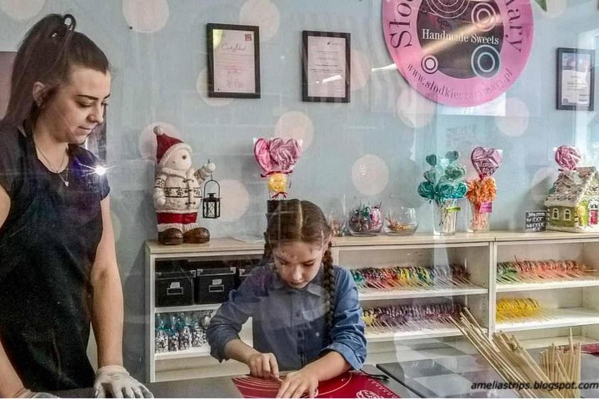 Egy nő és egy kislány ülnek egy asztalnál egy boltban