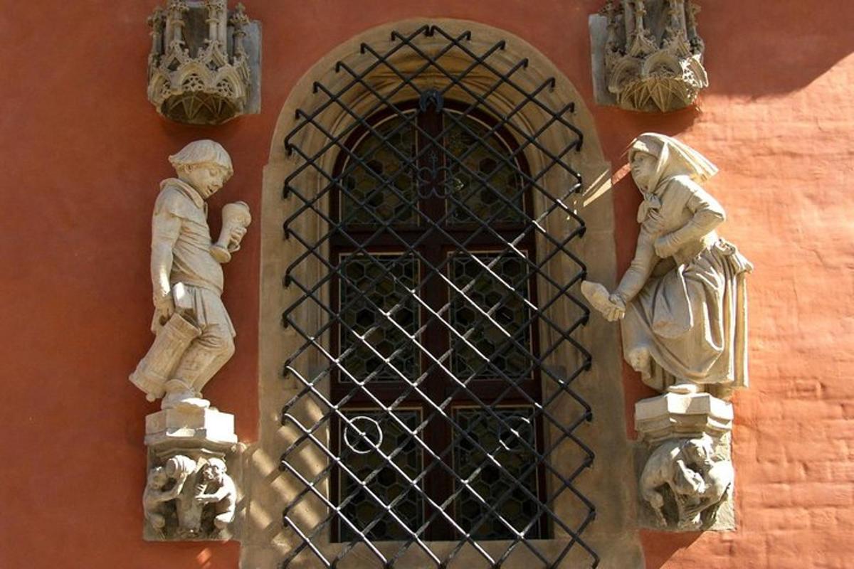 una finestra con due statue sul lato di un edificio
