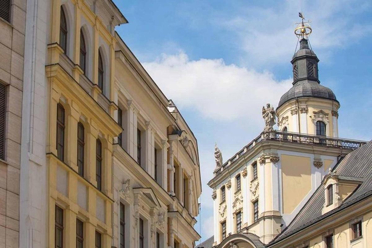 un edificio con una torre dell'orologio in cima