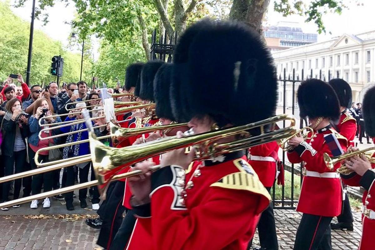 Un grupo de personas con uniformes rojos tocando la trompeta
