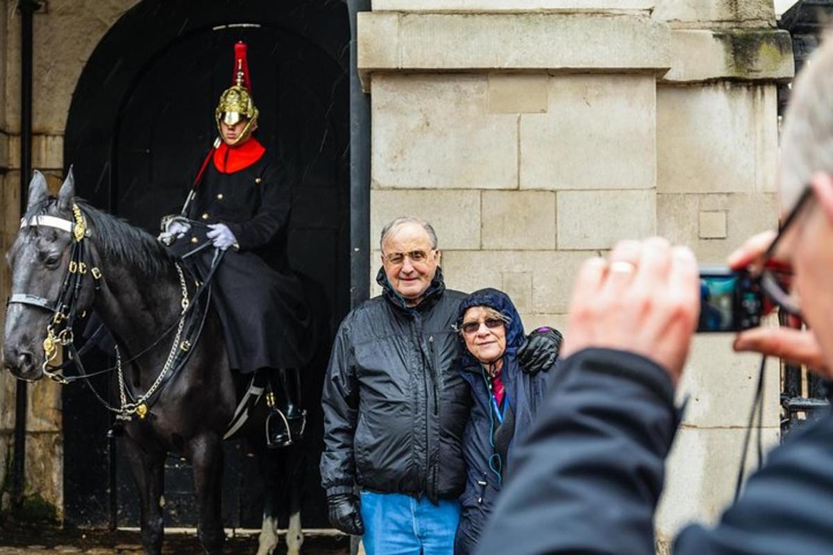 Un hombre y una mujer toman una fotografía de un hombre a caballo.