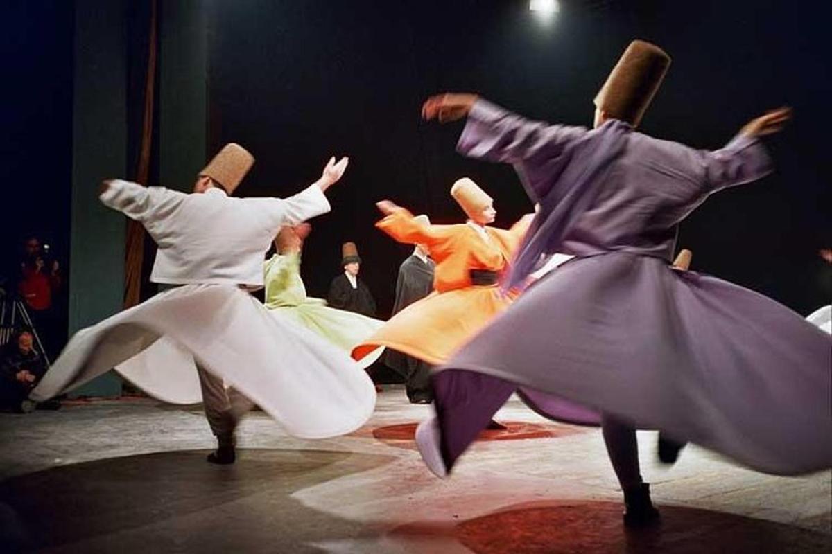 un gruppo di persone che ballano su un palco
