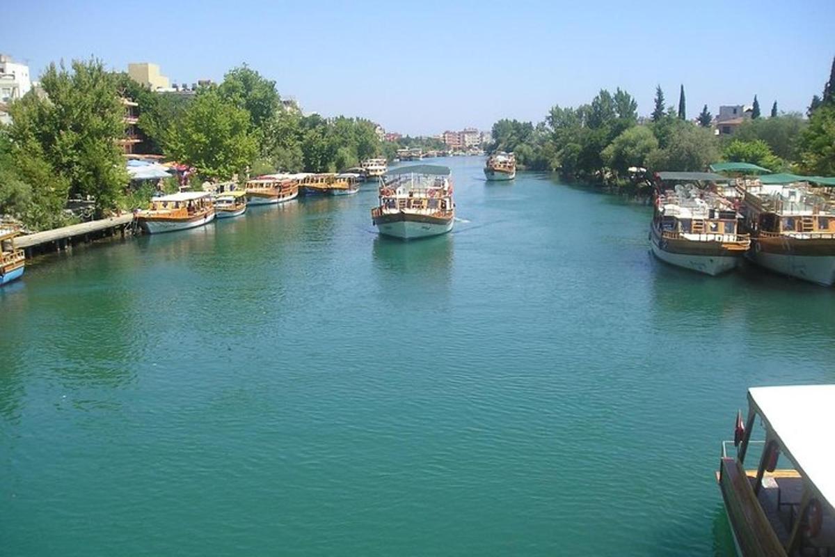 un gruppo di barche è attraccato in un fiume