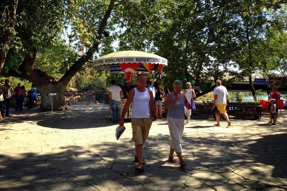 un uomo e una donna che camminano in un parco