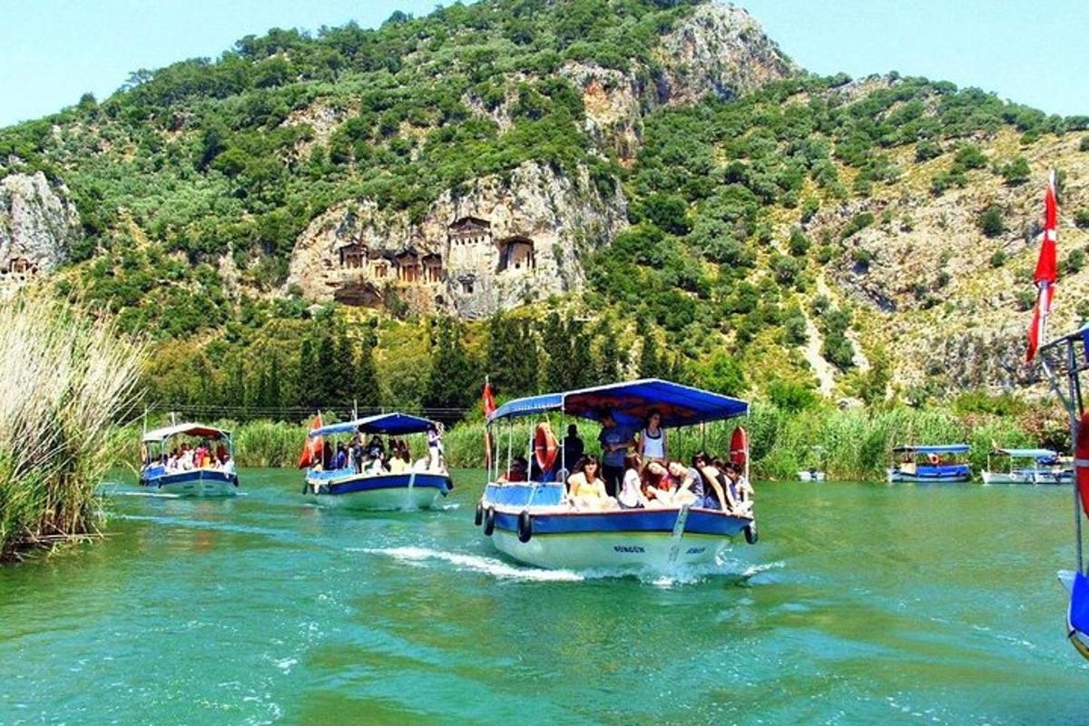 grupa ljudi koji se voze čamcem na rijeci