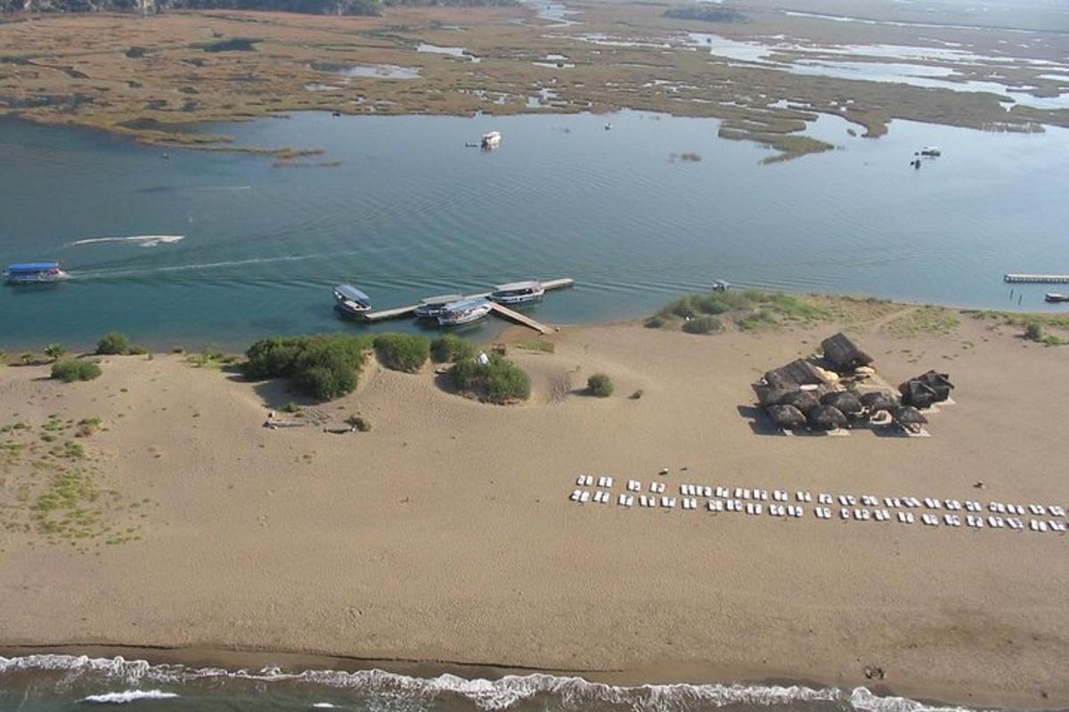un avió està assegut en una illa a l'aigua