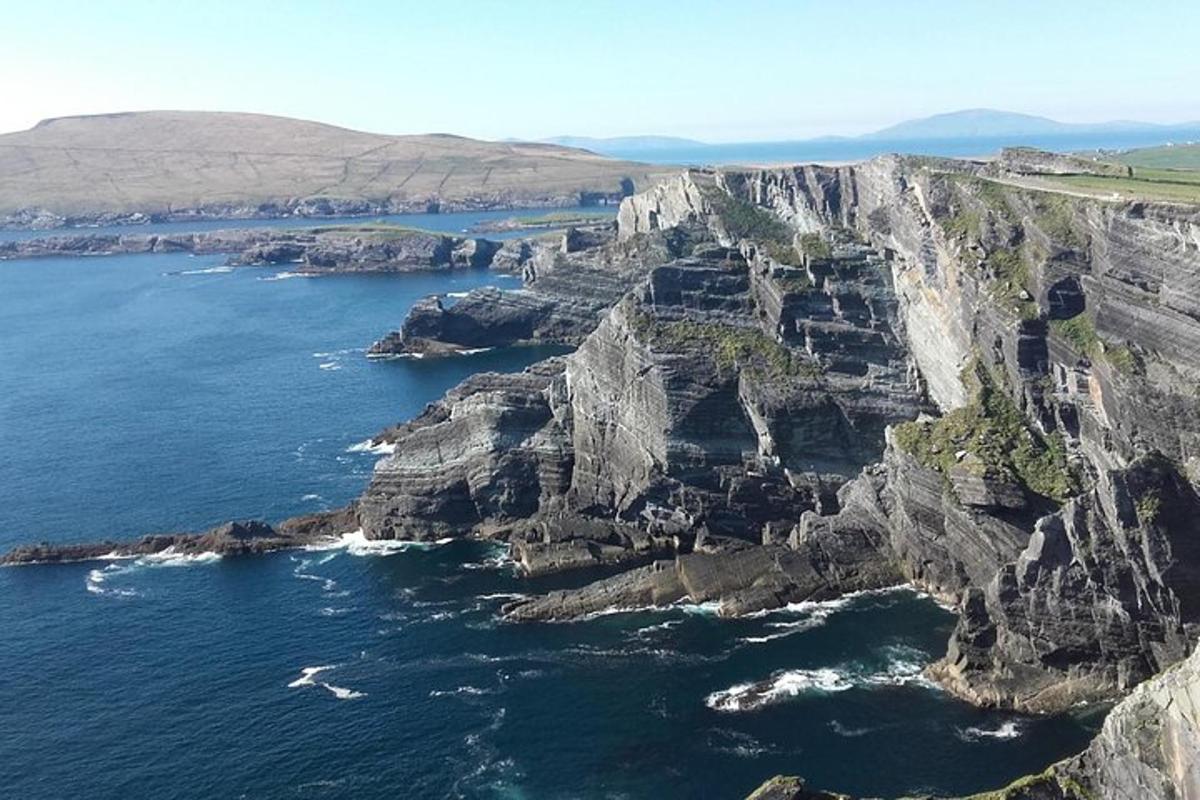una vista aèria d'una costa rocosa amb l'oceà