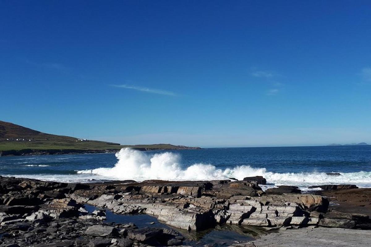 un grup d'onades que s'estavellen en una platja rocosa
