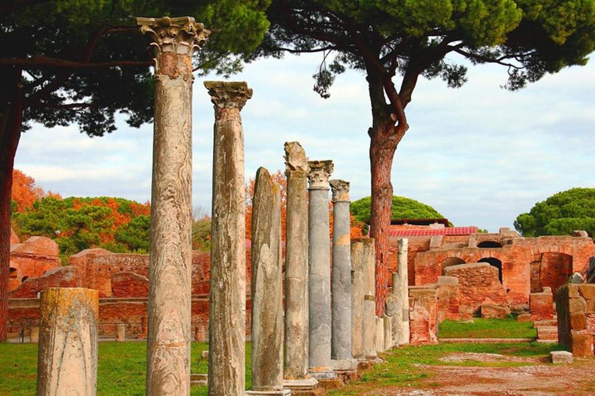 una fila di colonne tra le rovine di un edificio