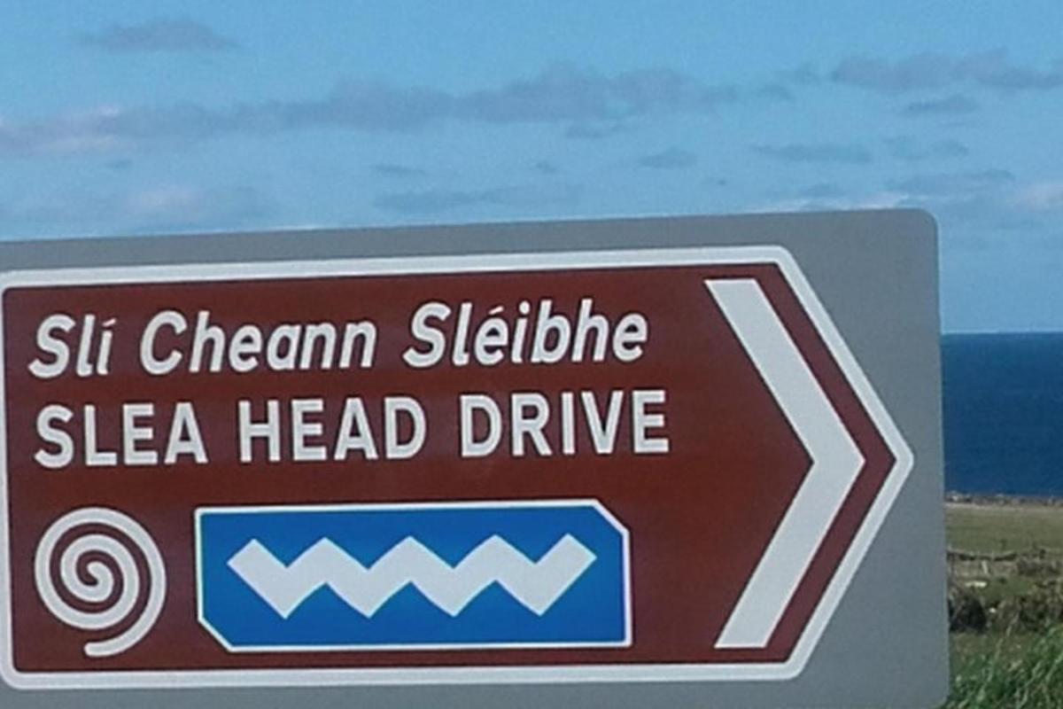 skilti fyrir akstur að sjó á ströndinni