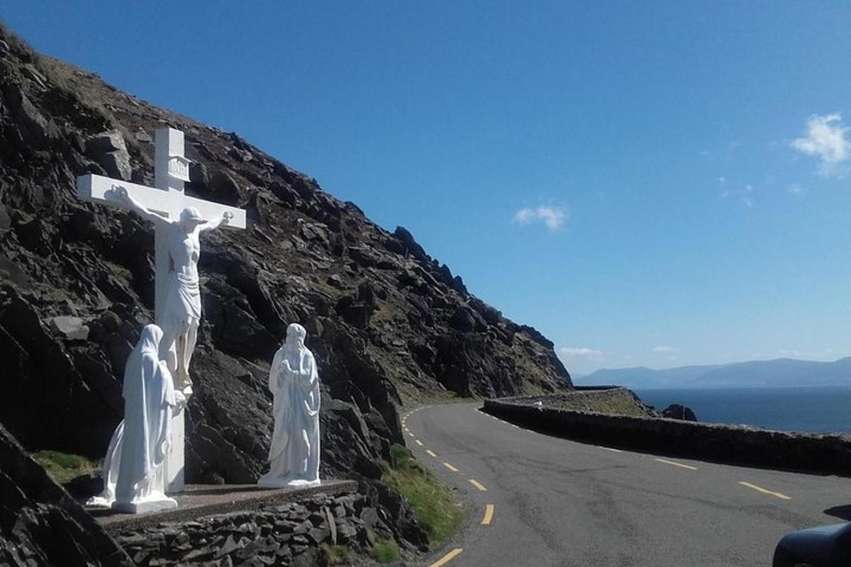 una creu blanca a la vora d'una carretera