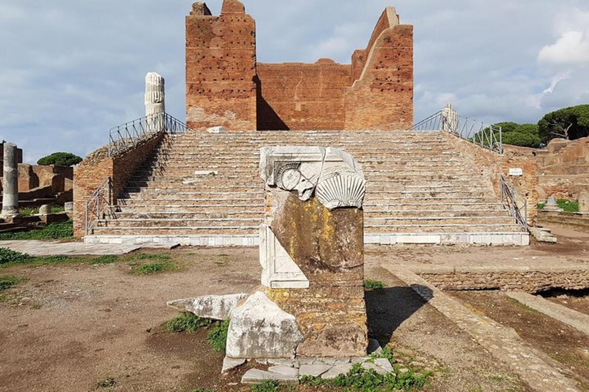 una scalinata con una statua di fronte