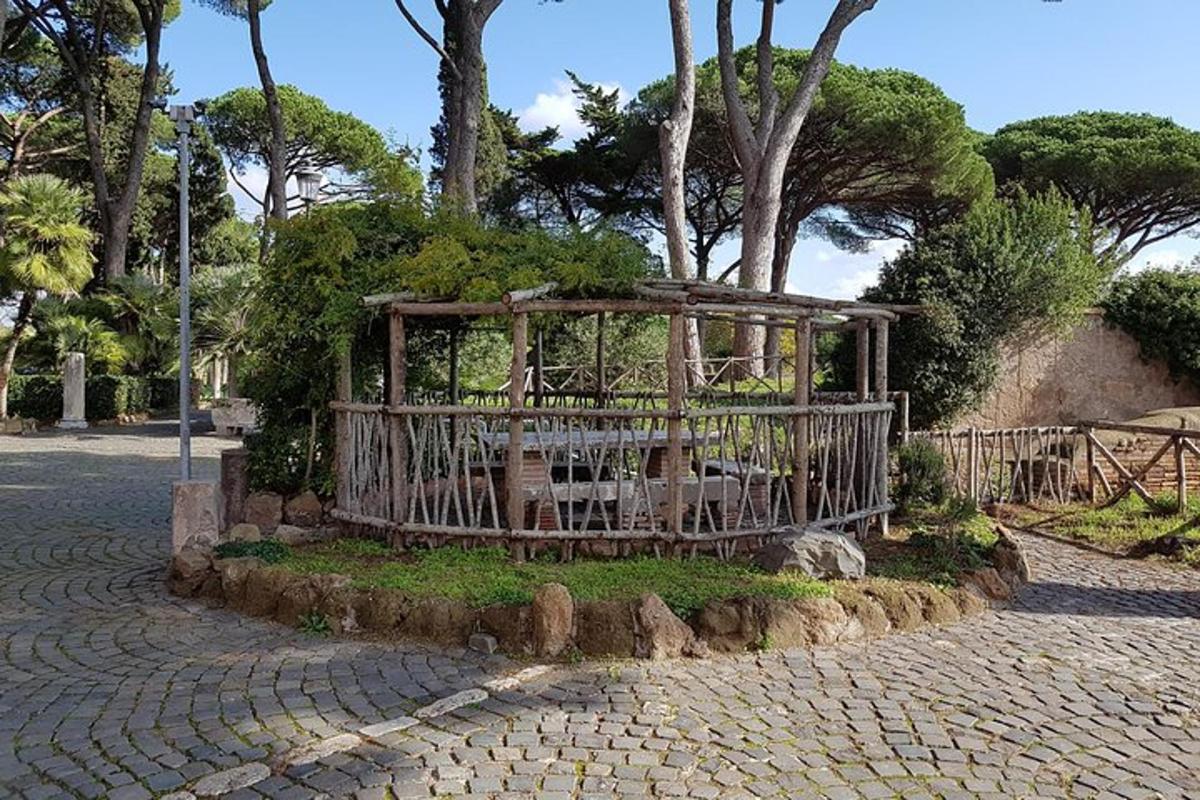 un parco con un cancello di legno su una strada