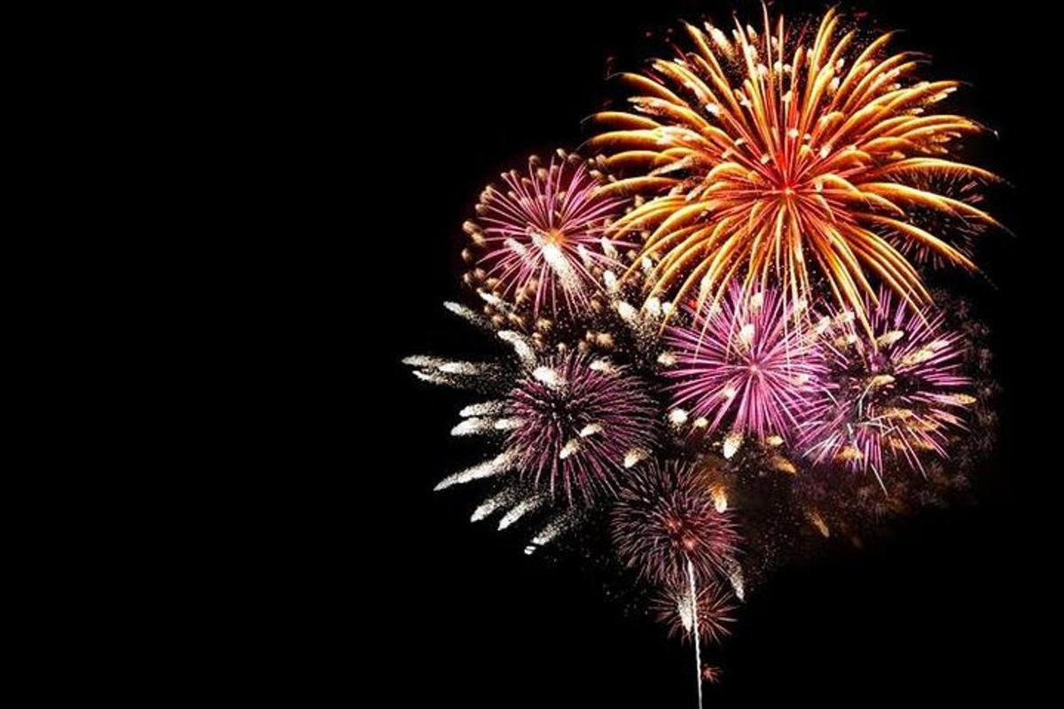 een hoop vuurwerk dat ontploft in de nachtelijke hemel