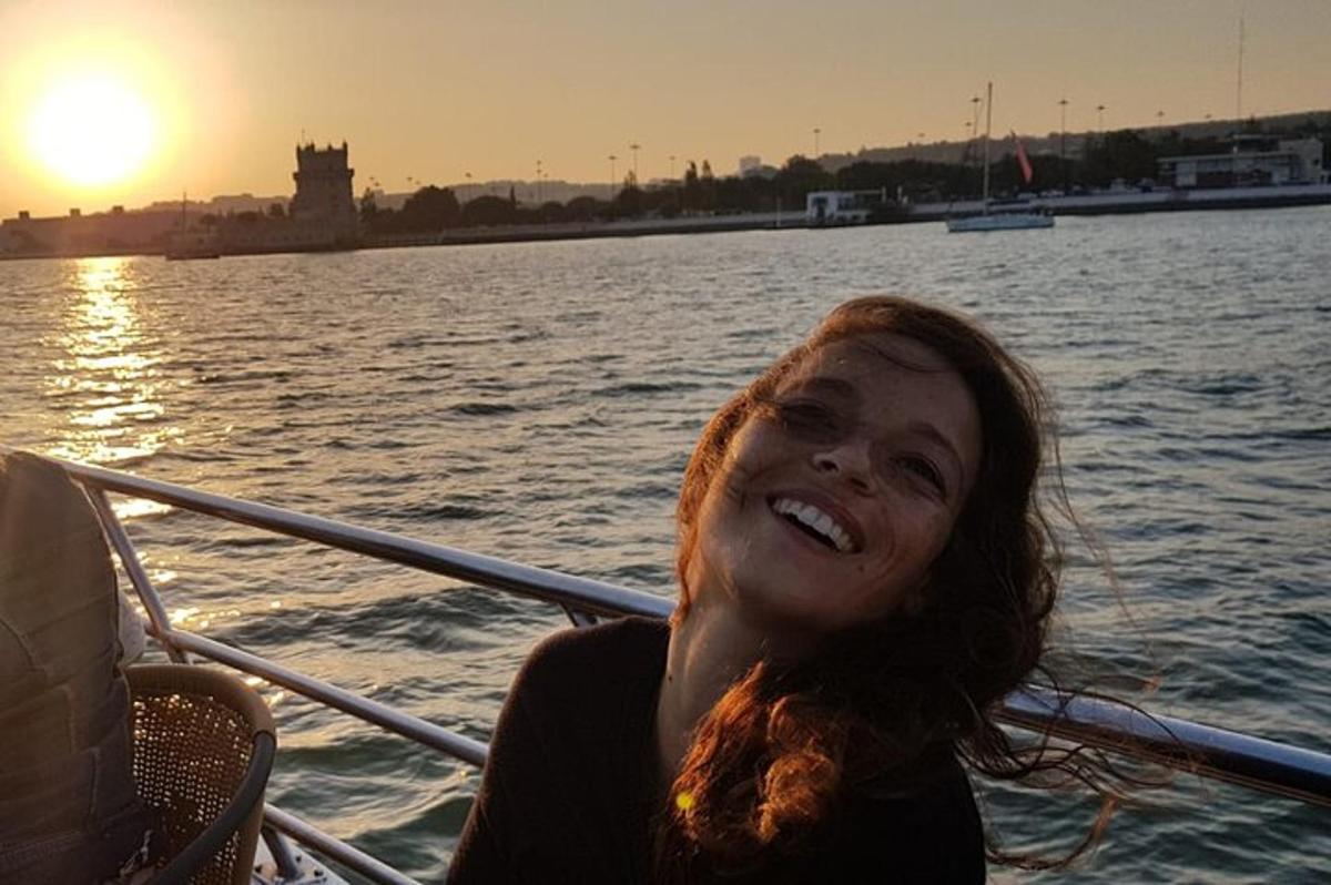 žena sediaca na lodi vo vode